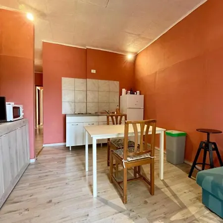 The Orange Housing In * Como