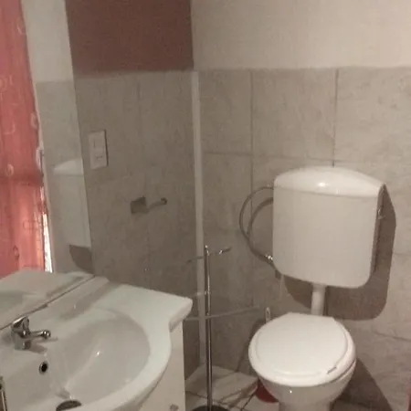 The Orange Housing In * Como